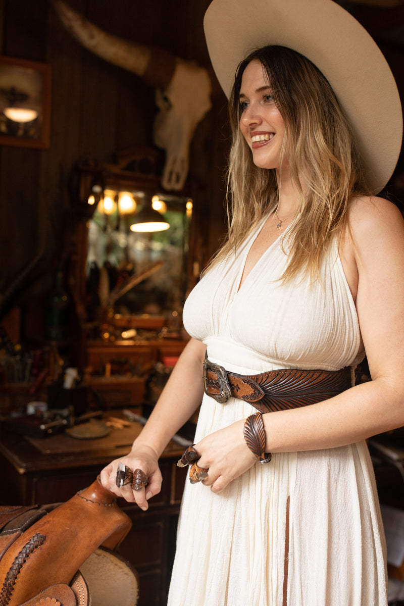 girl_wearing_leather_waist_belt_with_white_dress