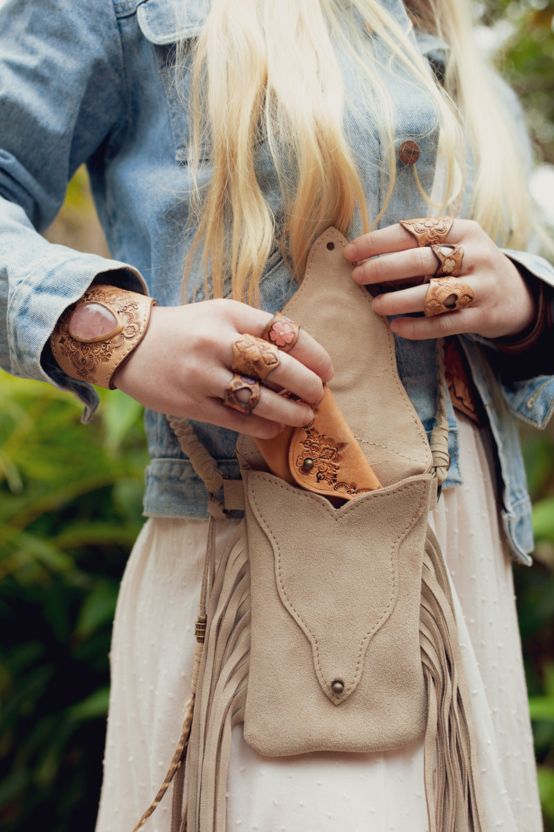 palomino_card_wallet_in_light_suede_bag